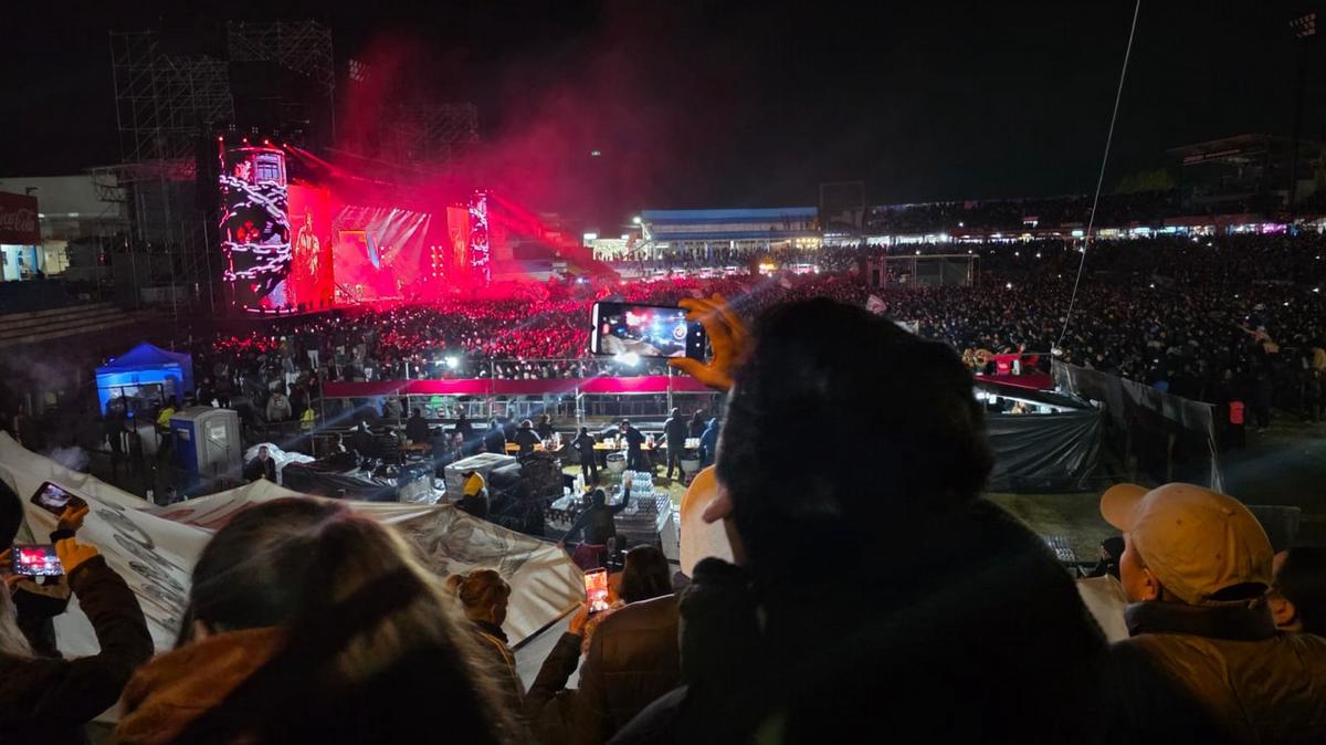 Multitudinaria presencia en el anfiteatro de Jesús María durante el festival de rock