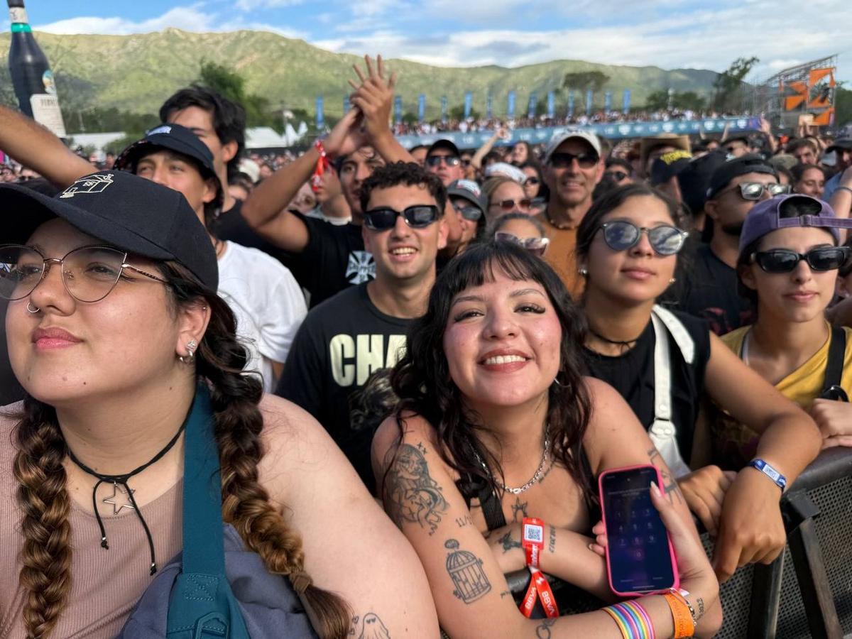 Una multitud vibra en el primer día del Cosquín Rock 2026. (Foto: Daniel Cáceres)