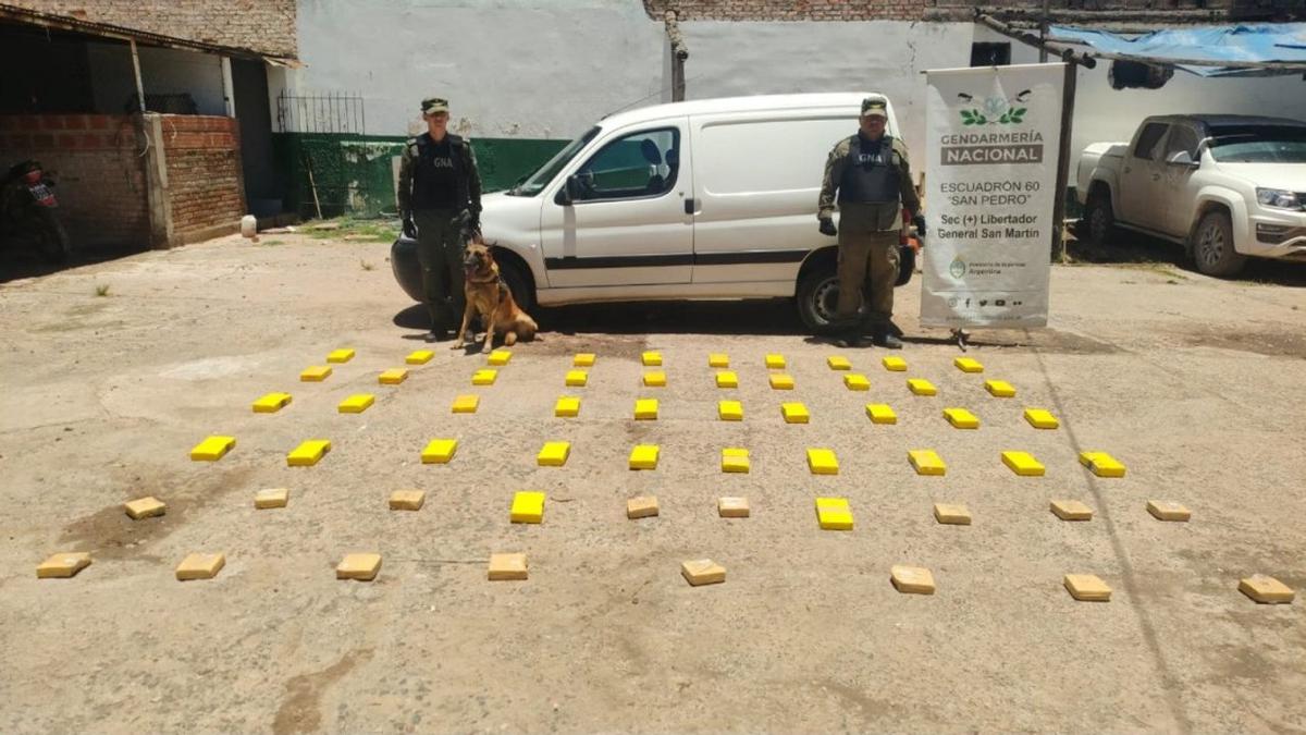Jujuy: ocultaba 52 kilos de cocaína en el doble fondo de su auto y quedó detenido