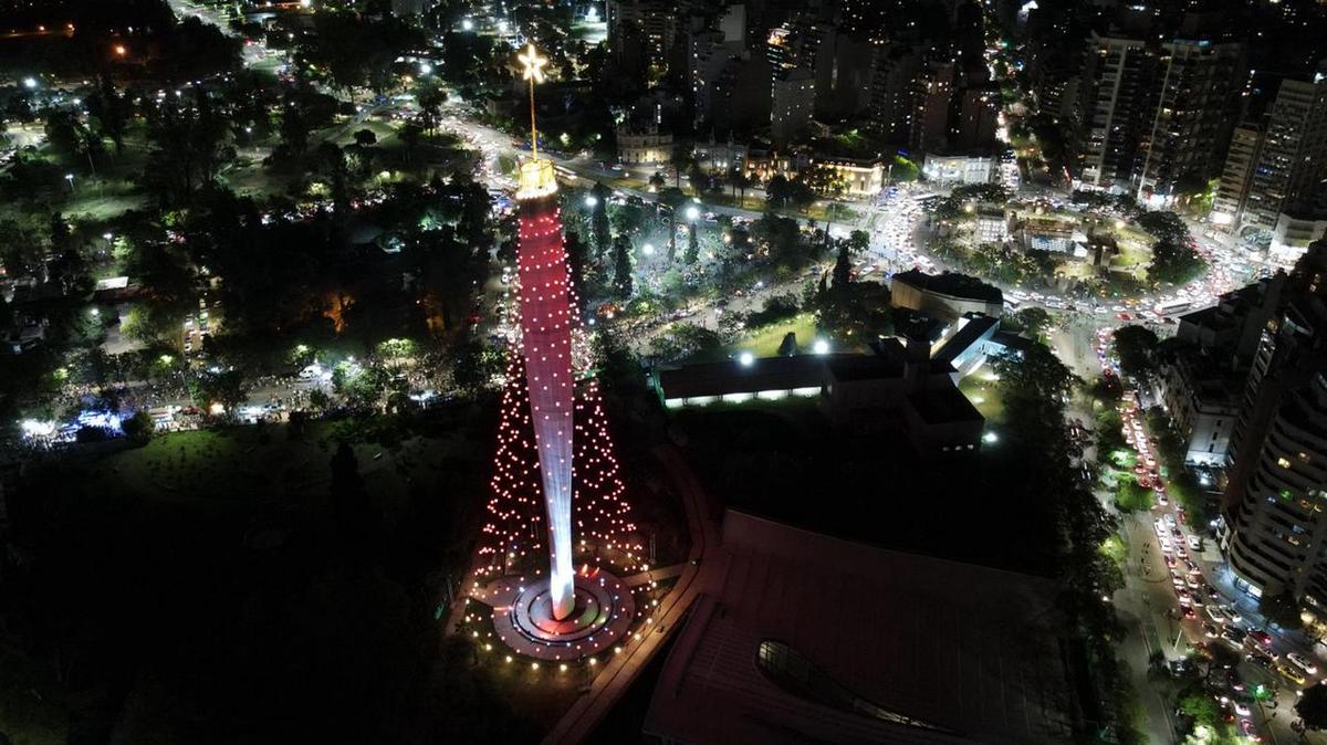 Ya está encendido el árbol de Navidad en Córdoba. (Foto: Daniel Cáceres/Cadena 3)