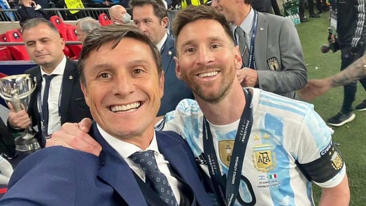 Javier Zanetti junto a Lionel Messi.