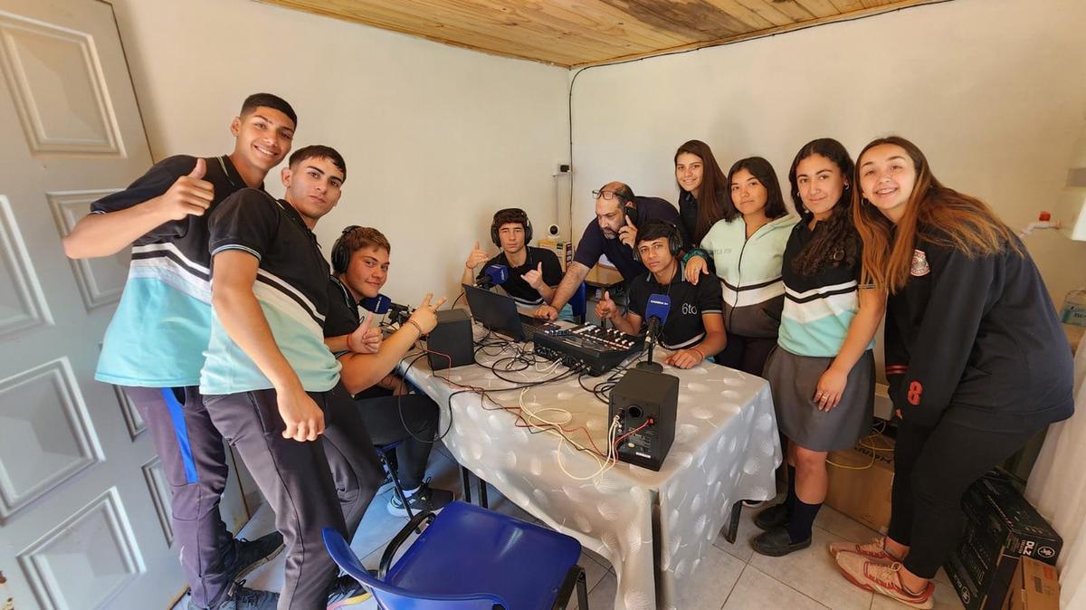 FOTO: Entregaron los equipos a la escuela ganadora de 