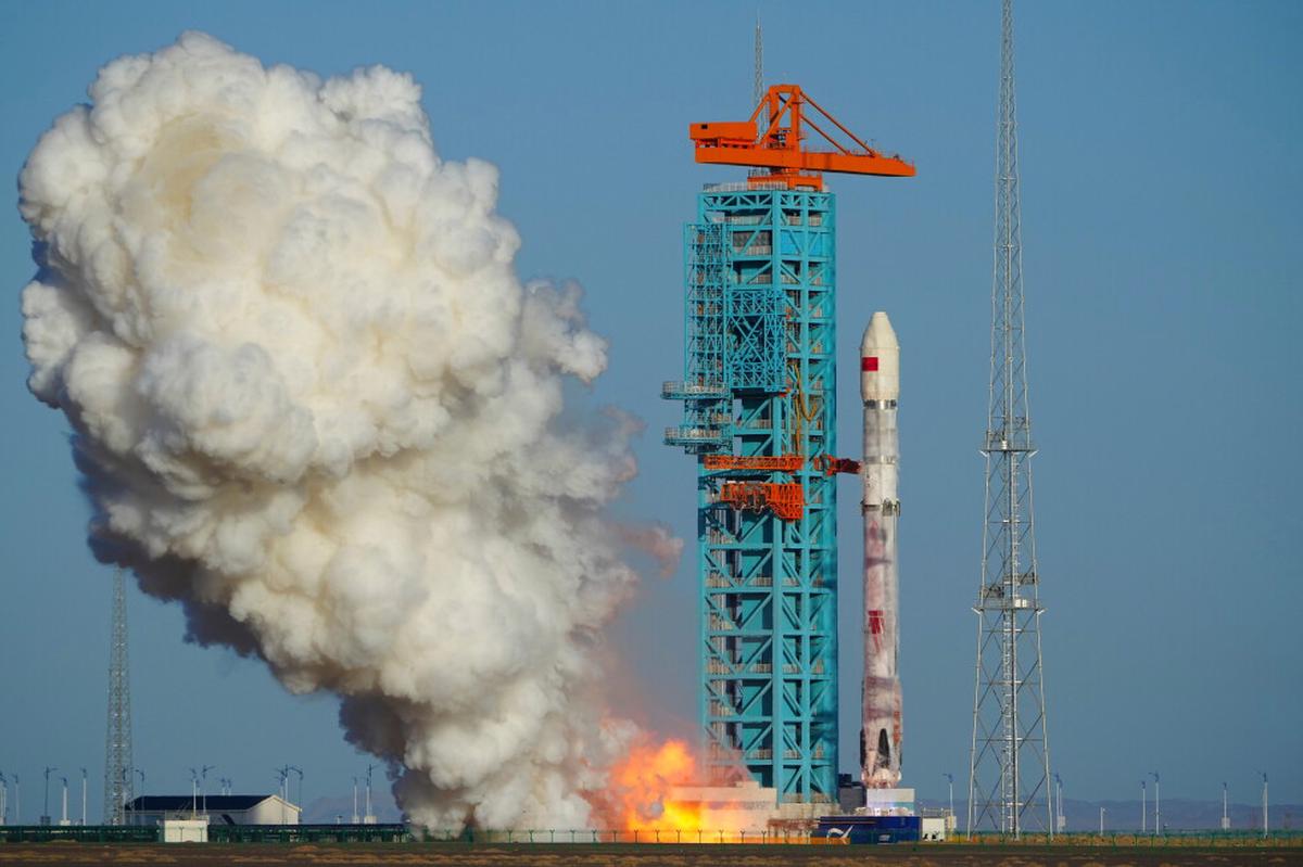 China recupera por primera vez en tierra una etapa de cohete espacial