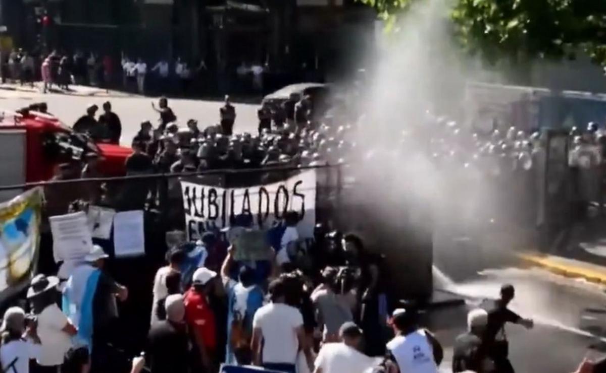 Enfrentamientos afuera del Congreso. (Captura)