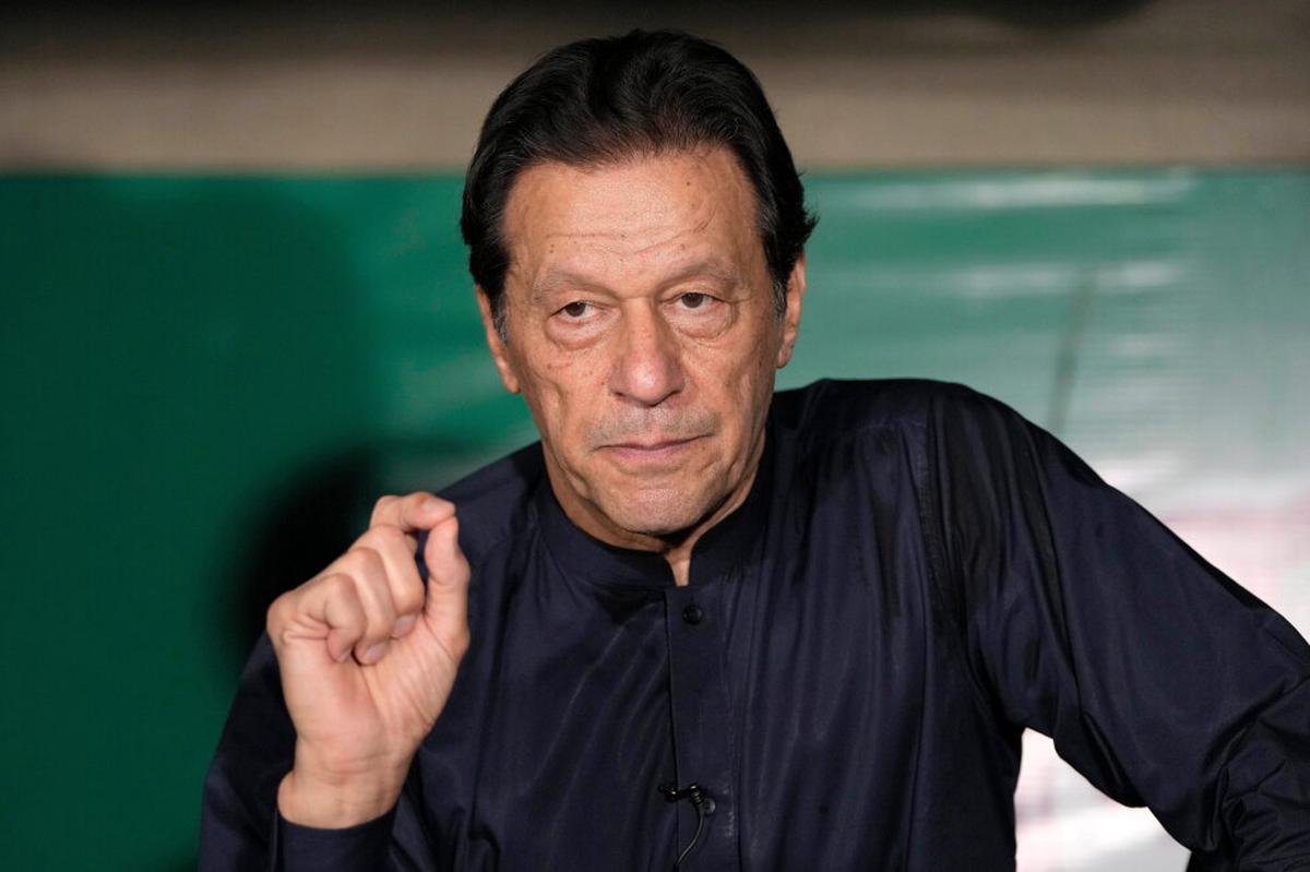 Pakistán pide a tribunal revisar orden que permite a Khan ser llevado a hospital