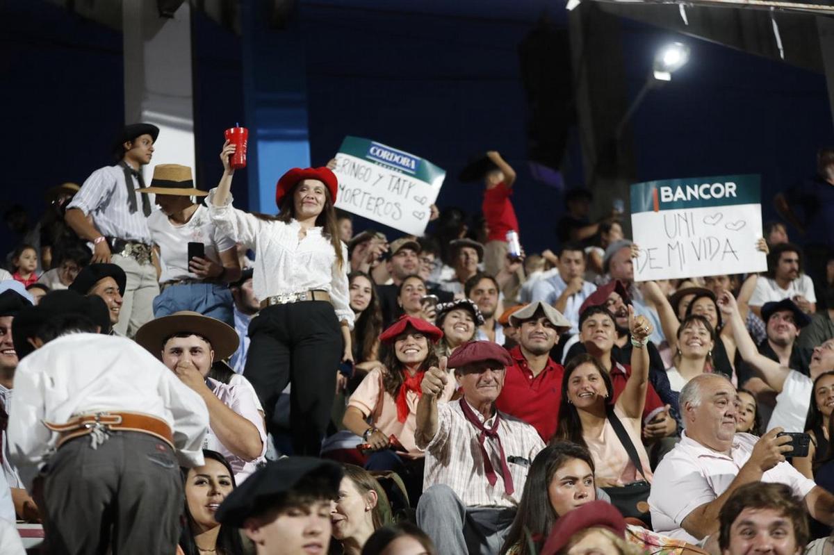 FOTO: La gente disfruta de una nueva noche festivalera en las tribunas. 