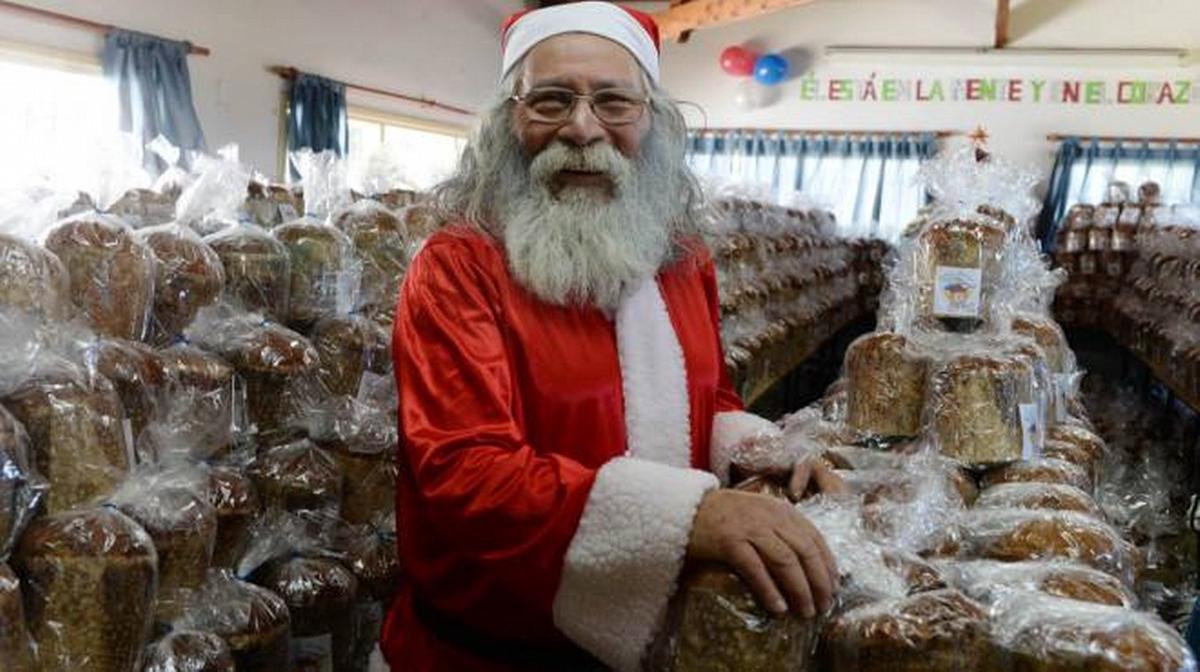Nicolás Martínez, el hombre que cada Navidad amasa solidaridad en Bariloche