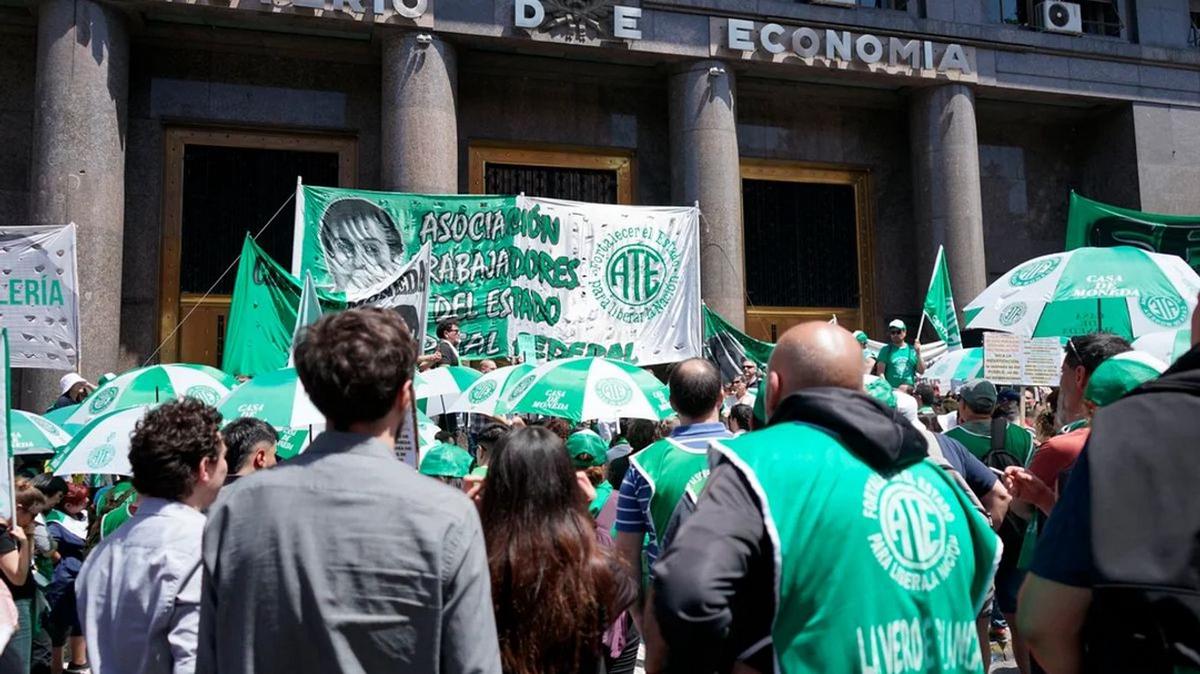 FOTO: Empleados estatales seguirán negociando sus salarios en base al Presupuesto 2023