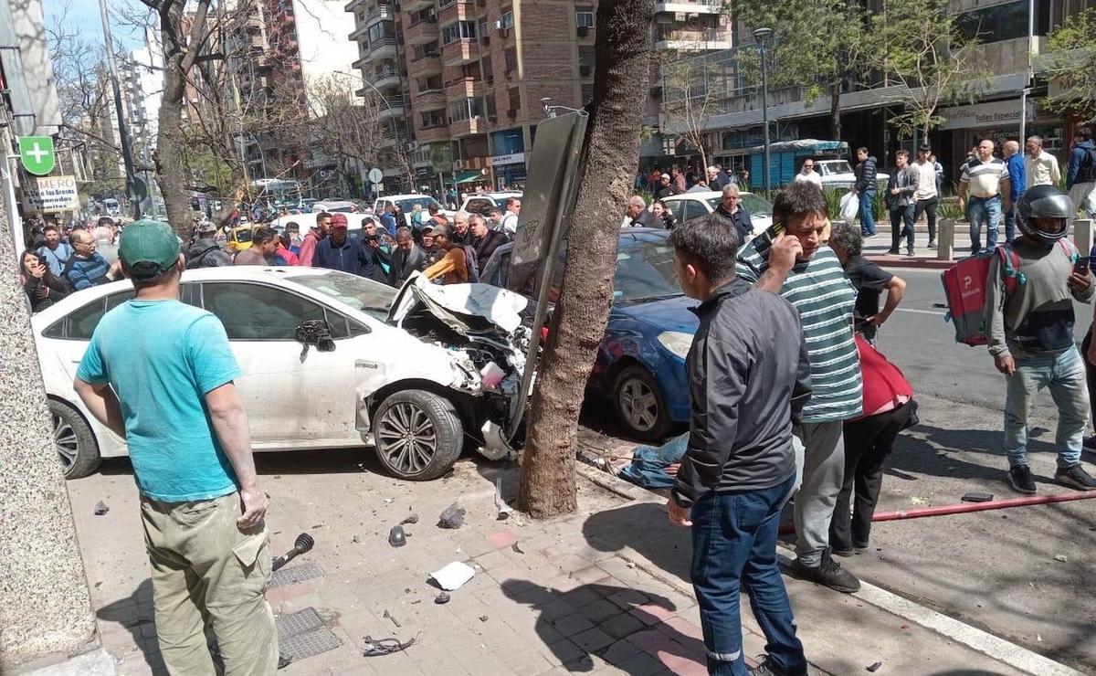 FOTO: Varios heridos tras el choque en Av. Chacabuco. (Foto: Daniel Cáceres/Cadena 3)