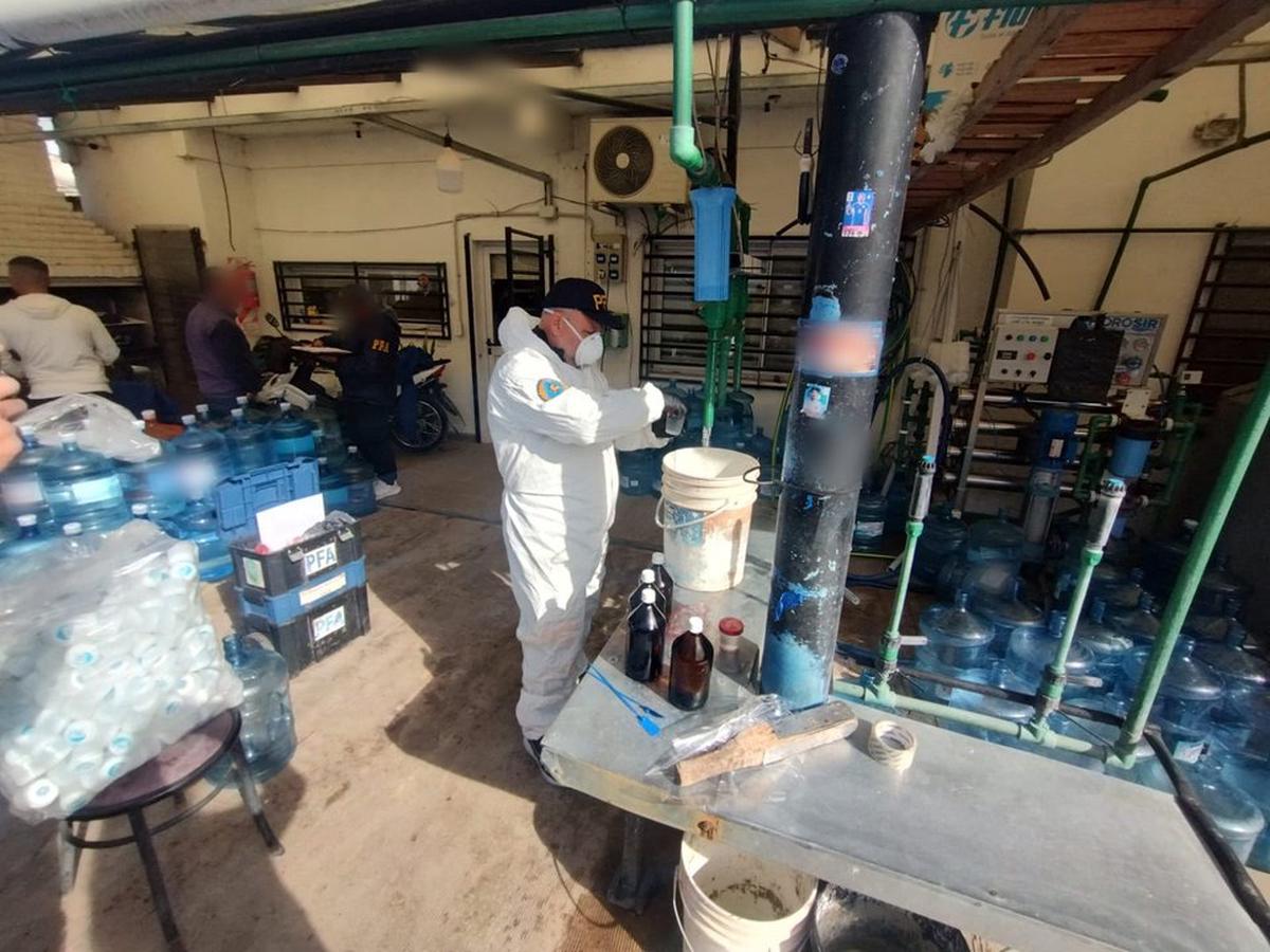 Allanamientos en Canning: clausuran plantas ilegales de envasado de agua potable