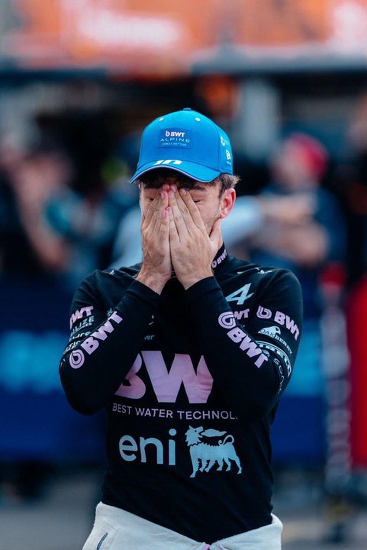 Pierre Gasly no encuentra consuelo al enterarse de la penalización.