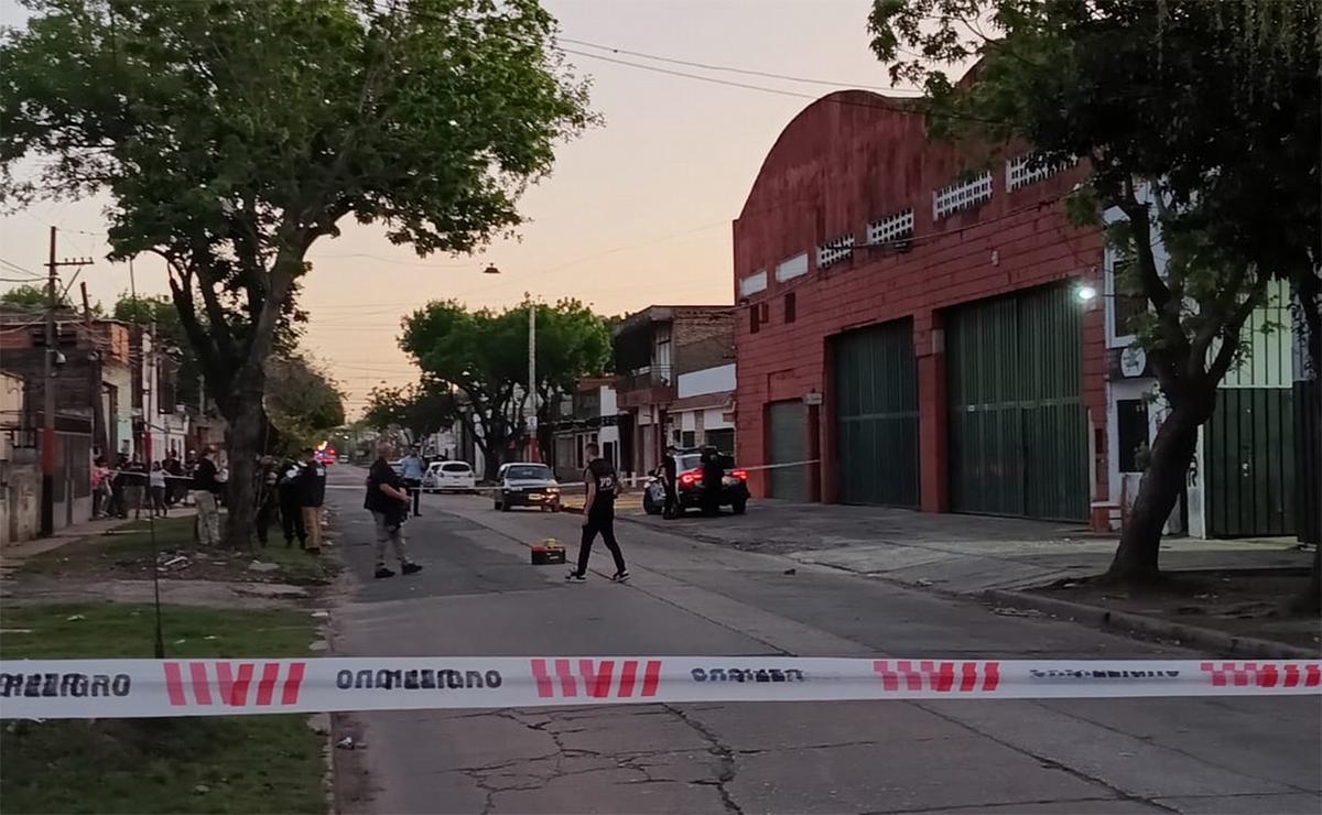 FOTO: Balacera en suroeste de Rosario: un muerto y heridos trasladados de urgencia .