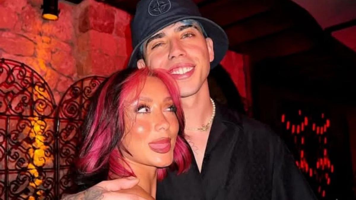 Luck Ra se mostró acompañado por la bailarina Tuli Acosta en un lujoso hotel.