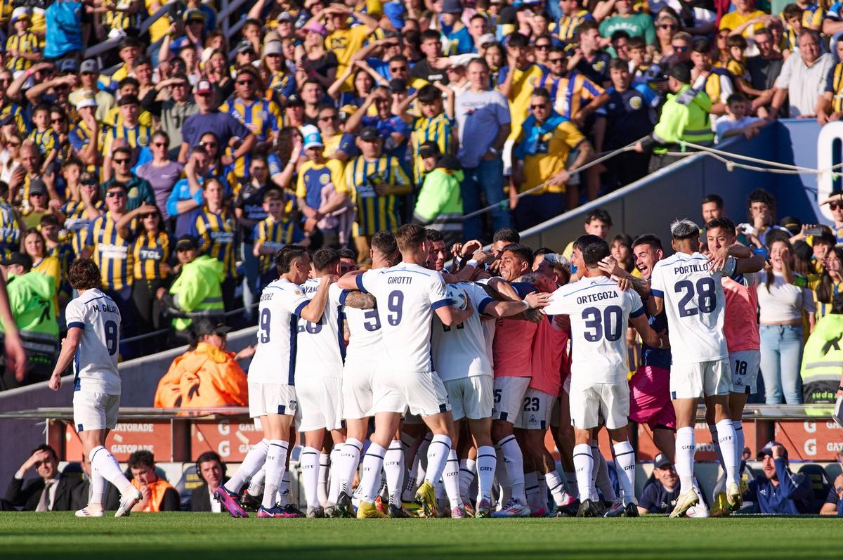 FOTO: El plantel de Talleres celebra el empate agónico ante Central. (Foto: CAT)