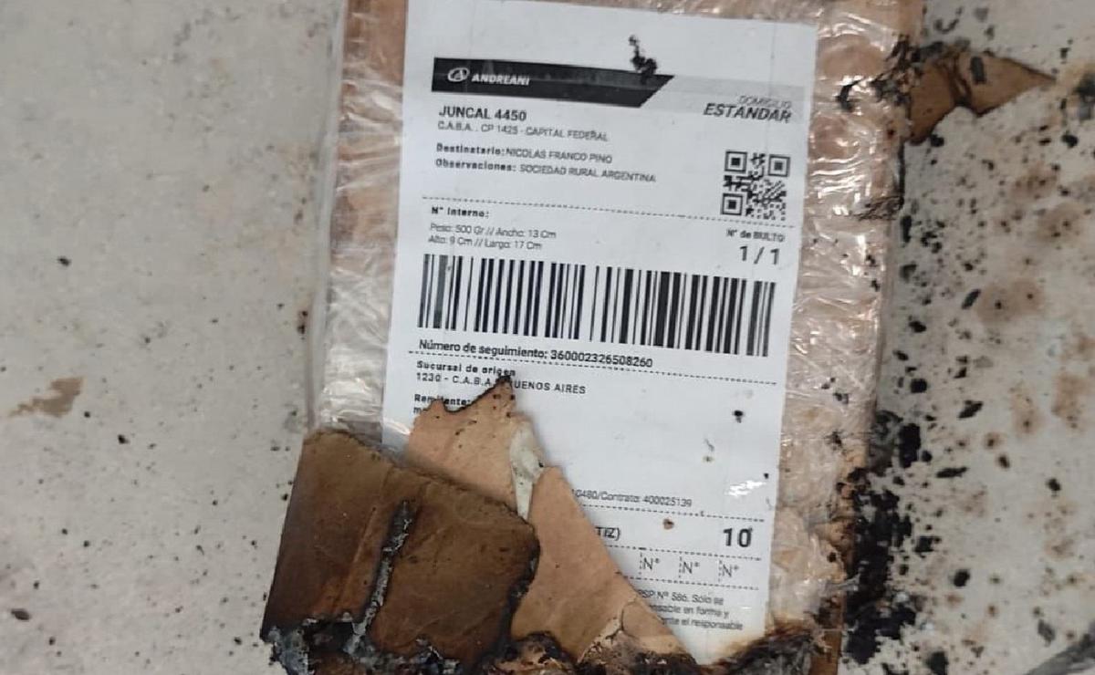 Así quedó la oficina donde explotó el paquete enviado a Nicolás Pino, de la SRA. (NA)