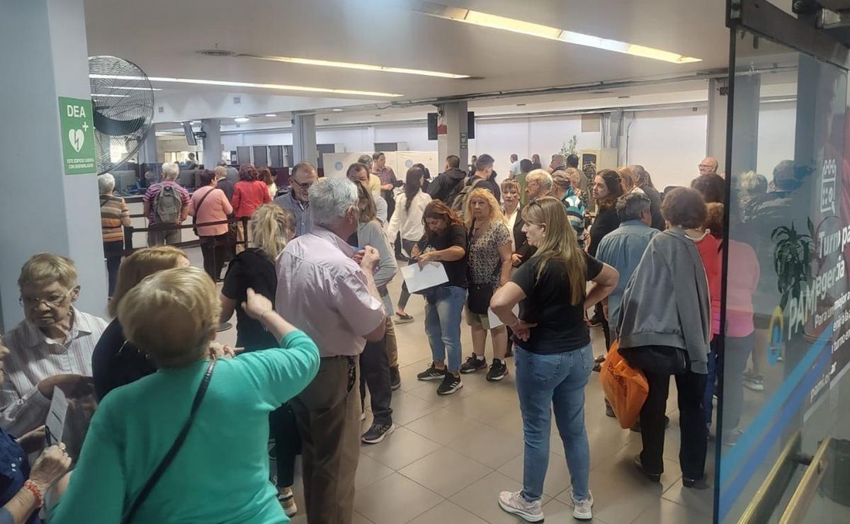 FOTO:  Cientos de jubilados hacen el nuevo trámite que exige el Gobierno en PAMI.