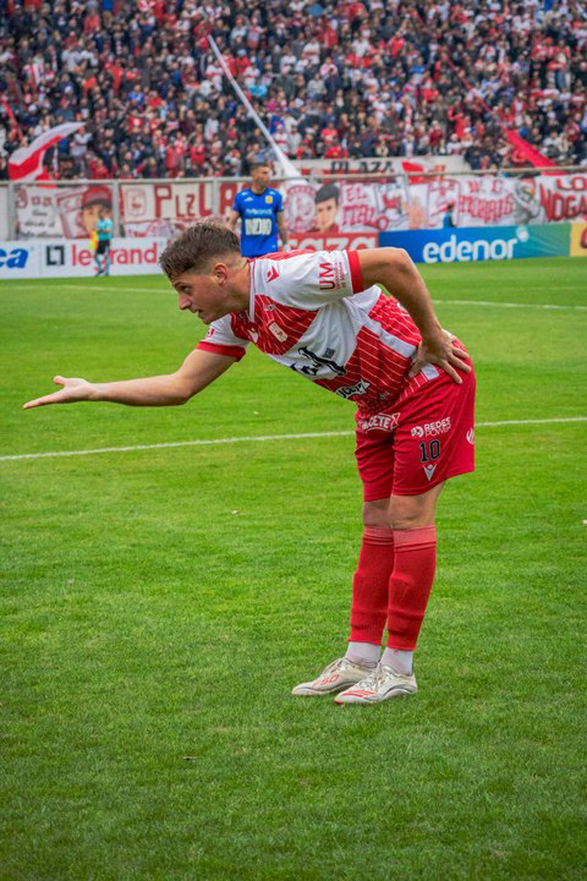Juan Manuel Olivares festeja un golazo convertido ante Almirante Brown.
