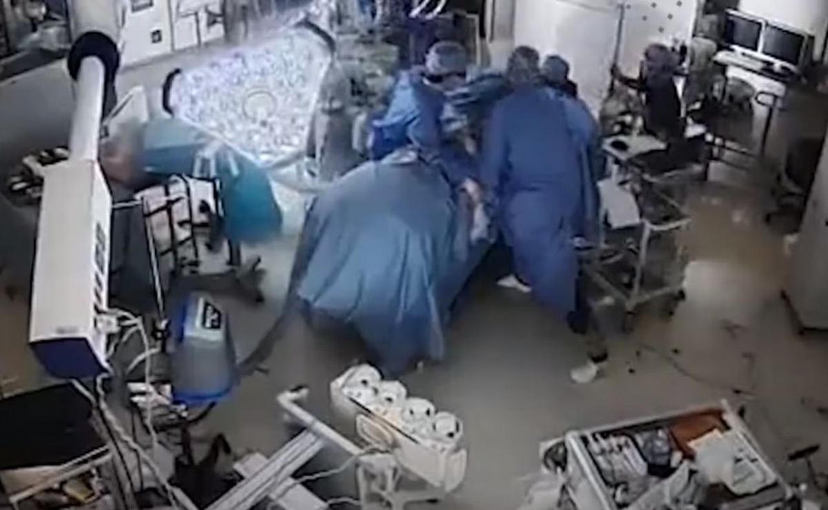 El impactante momento en que un terremoto sorprendió a médicos.