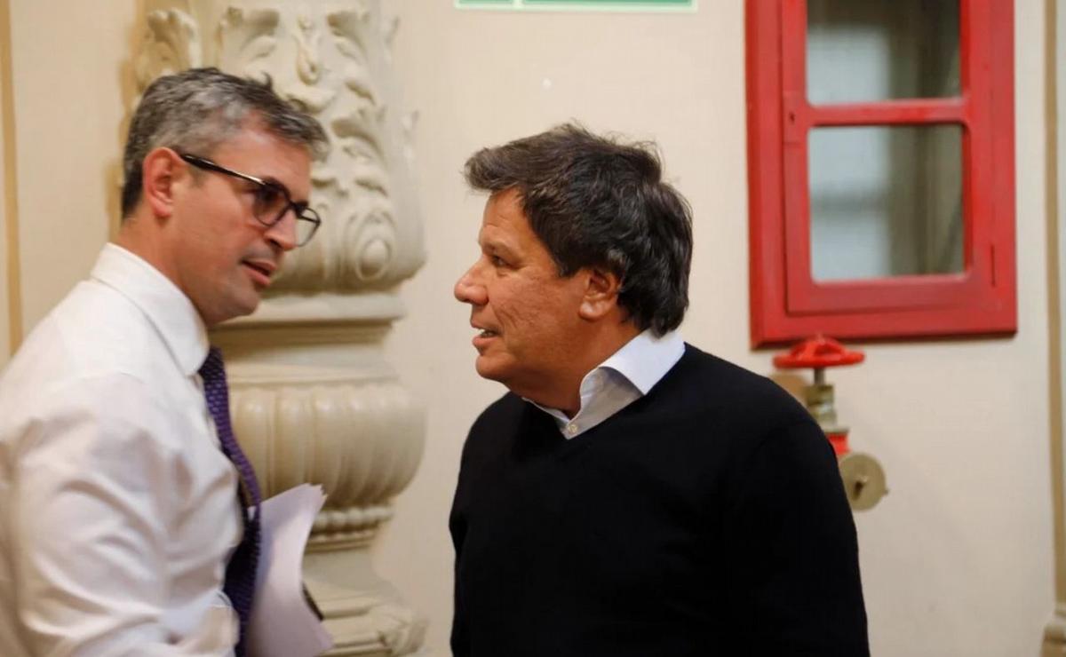 Las fotos del cruce en el pasillo del Congreso entre Manes y Menem. (NA)