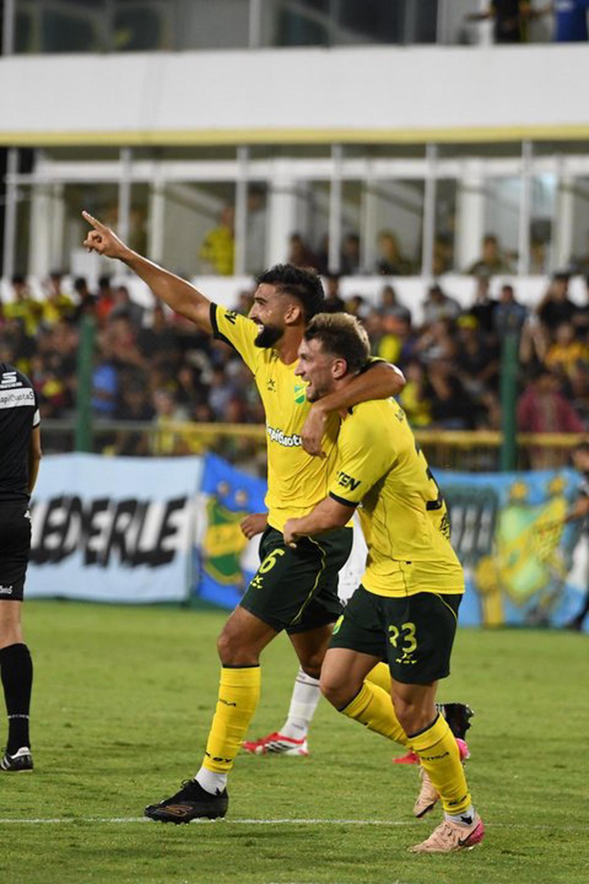 Emiliano Amor (izquierda) festeja su gol junto a Lucas Souto.