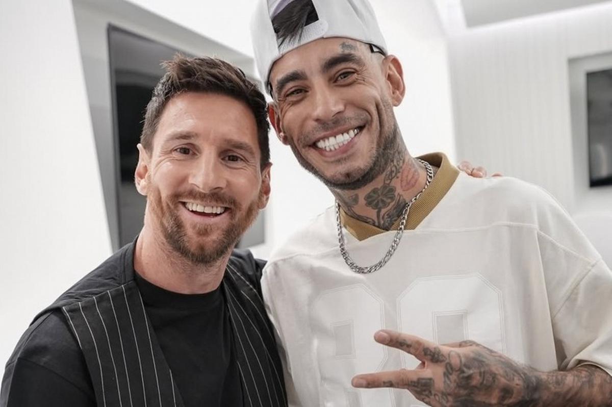 Ulises Bueno, junto a Lionel Messi.