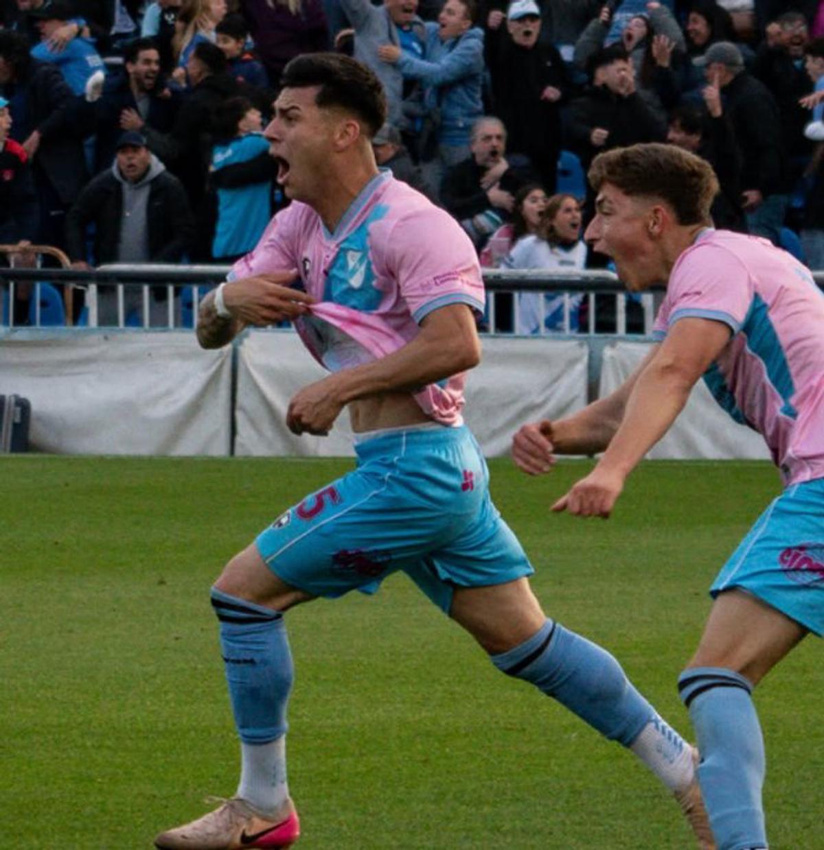 Lucas Richarte festeja su gol, que definió el partido sobre el final.