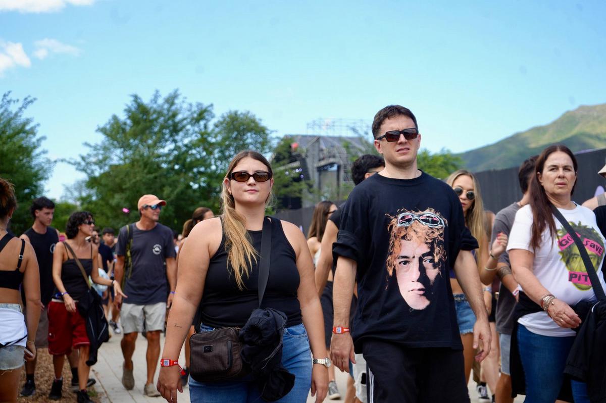 Una multitud vibra en el primer día del Cosquín Rock 2026. (Foto: Daniel Cáceres)