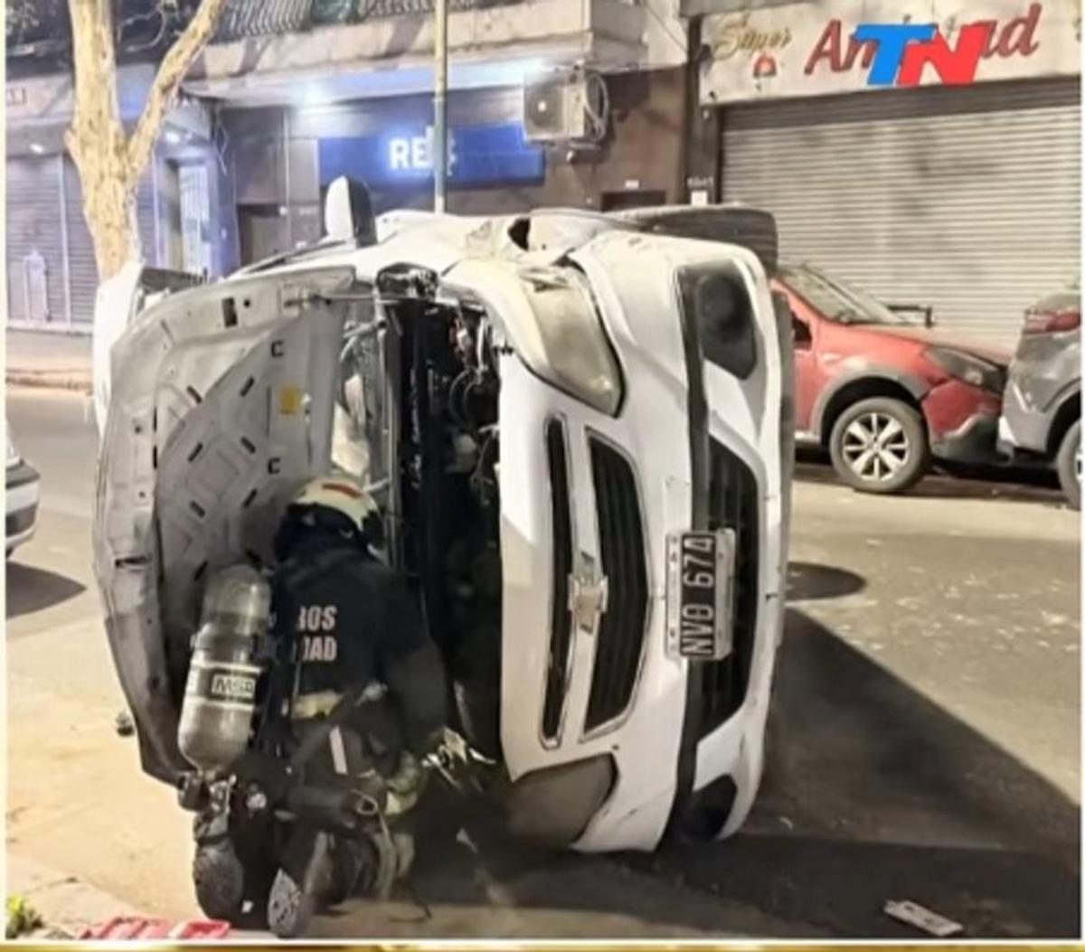 Accidente en Liniers: vuelco y rescate tras choque de tres vehículos