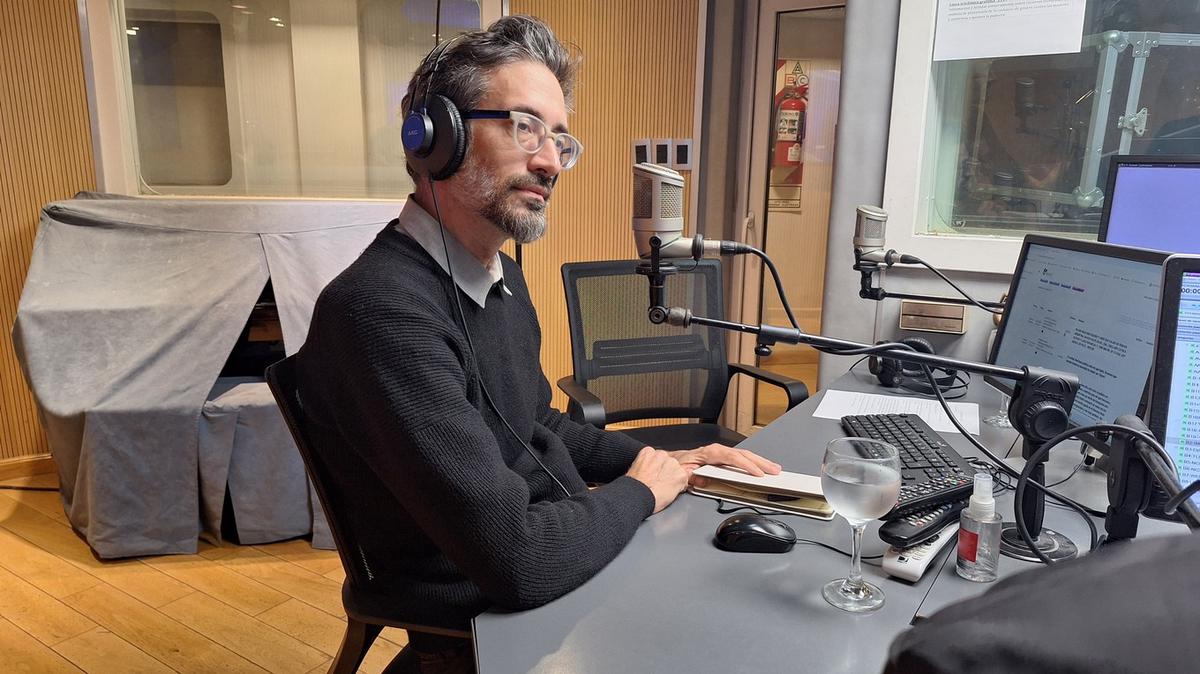 FOTO: Víctor Mochkofsky, en el estudio de Cadena 3.