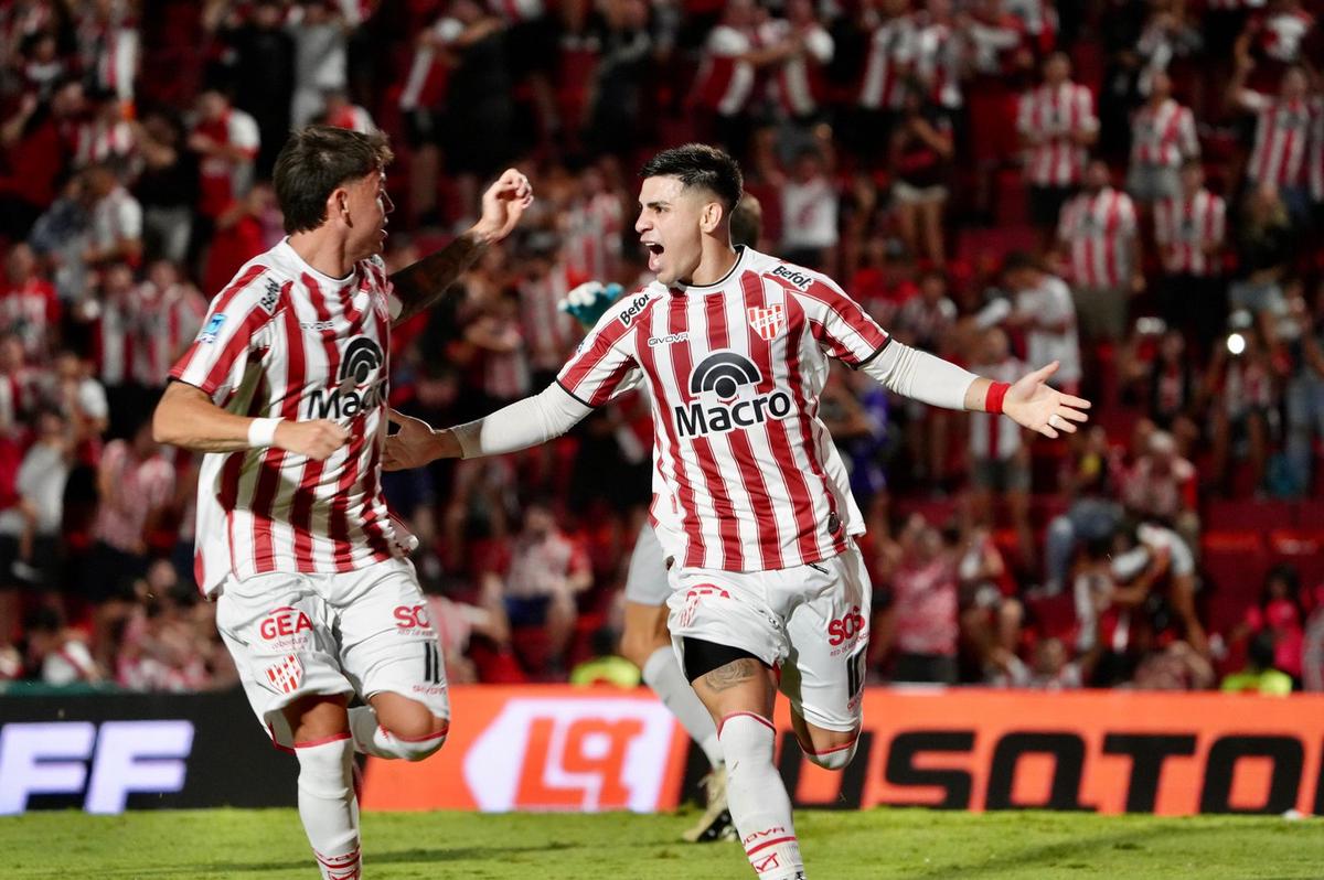 Alex Luna festeja el primer tanto de Instituto. (Foto: Daniel Cáceres/C3)