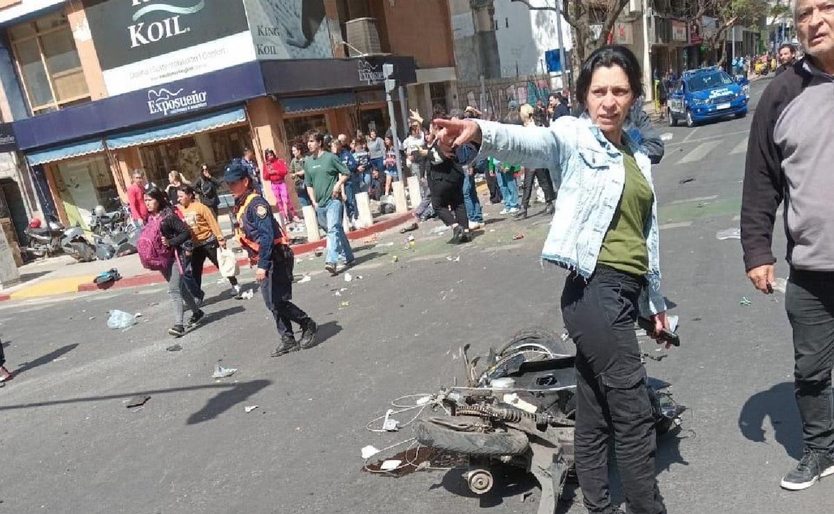 FOTO: Varios heridos tras el choque en Av. Chacabuco. (Foto: Daniel Cáceres/Cadena 3)