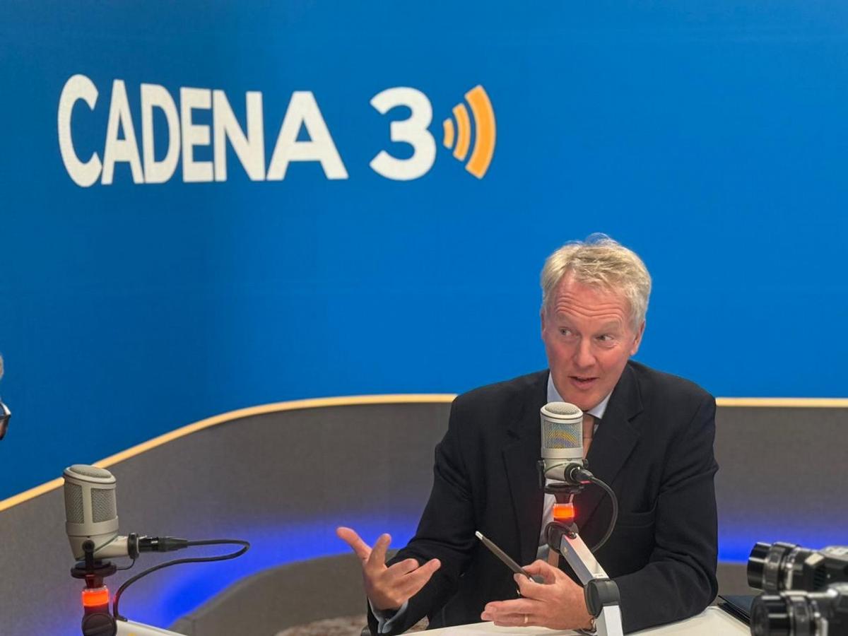 El embajador británico, David Cairns, en el estudio de Cadena 3 Argentina.