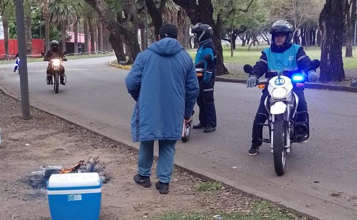 Hinchas tucumanos intentaron prender fuego para asados en el Parque: no se pudo.
