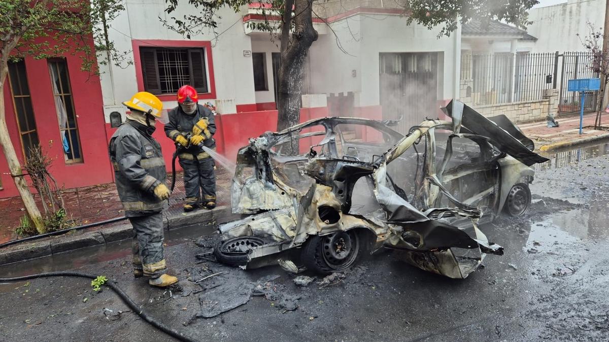 FOTO: Explotó un auto en Córdoba y una familia se salvó de milagro