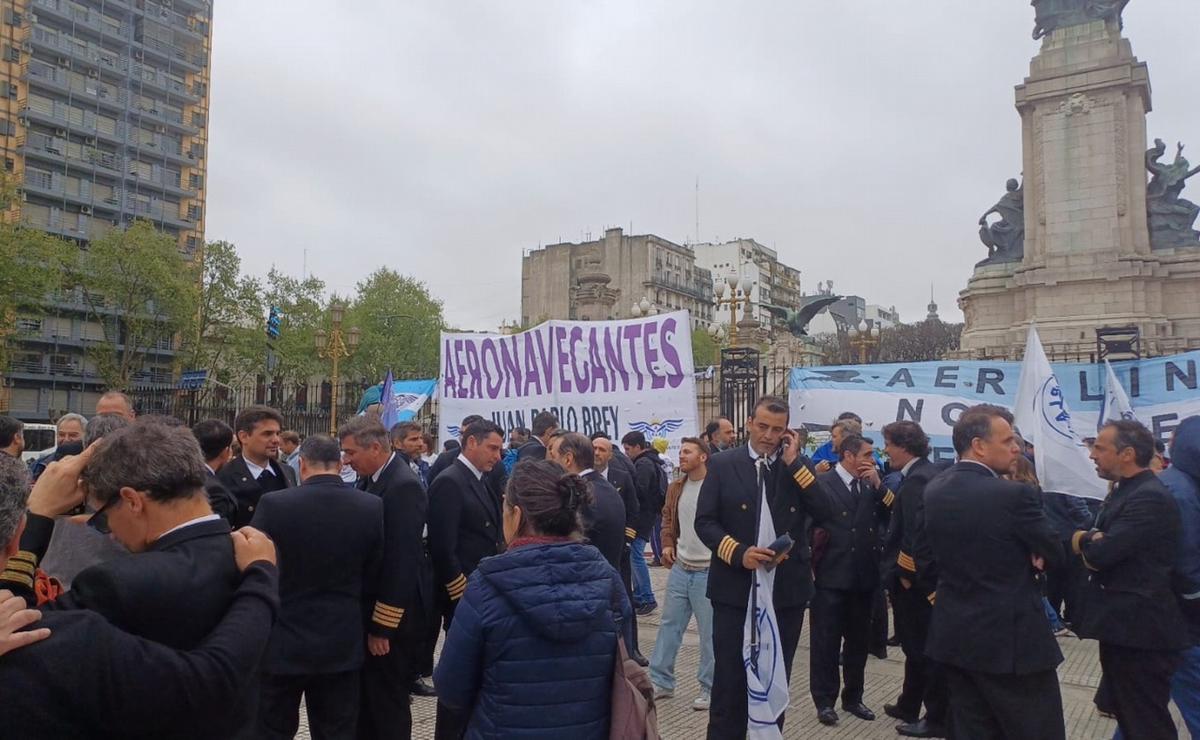 FOTO: Aeronavegantes marchan al Congreso en defensa de Aerolíneas Argentinas.