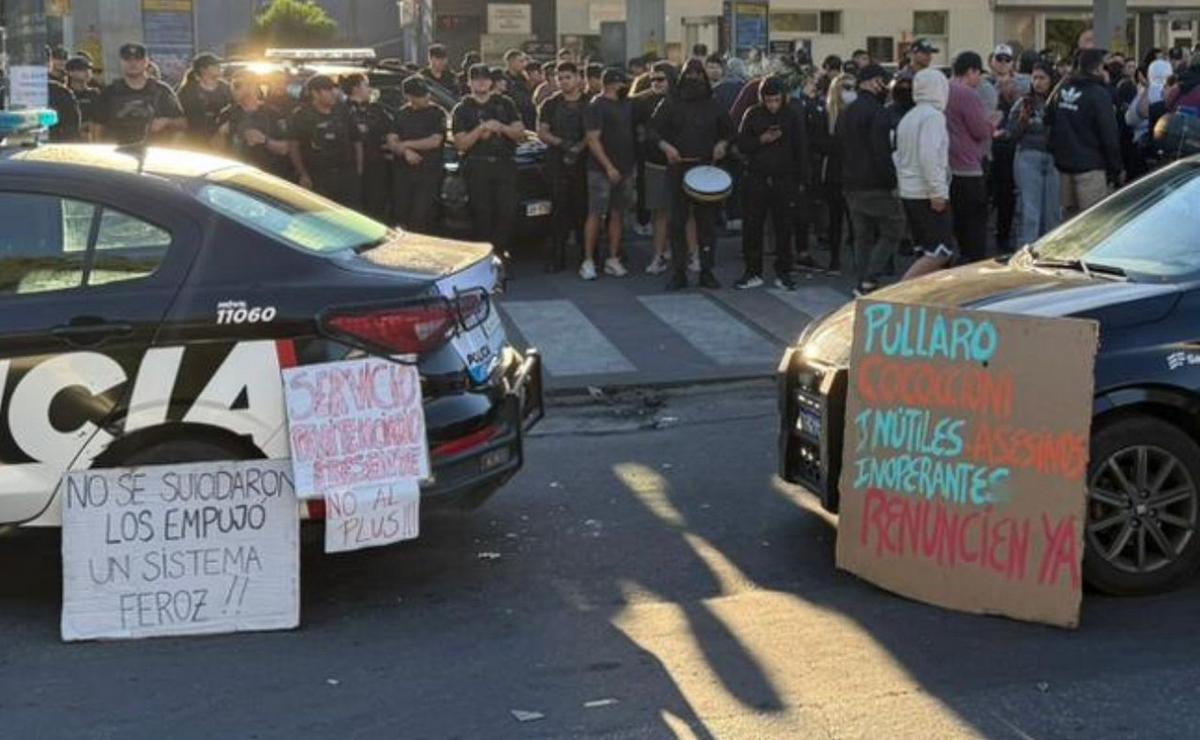 Protesta y cubiertas prendidas fuego en la Jefatura de la Policía de Rosario.