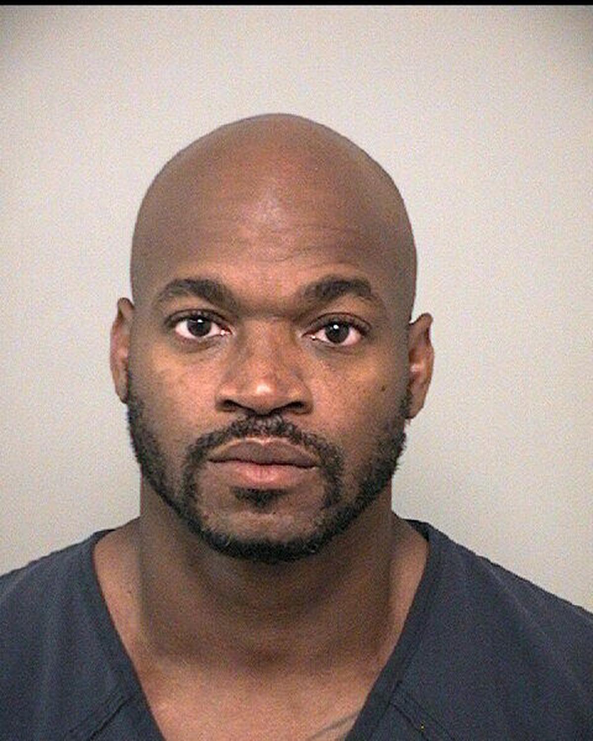 NFL: Adrian Peterson arrestado en suburbio de Houston por cargos de conducir ebrio y armas.