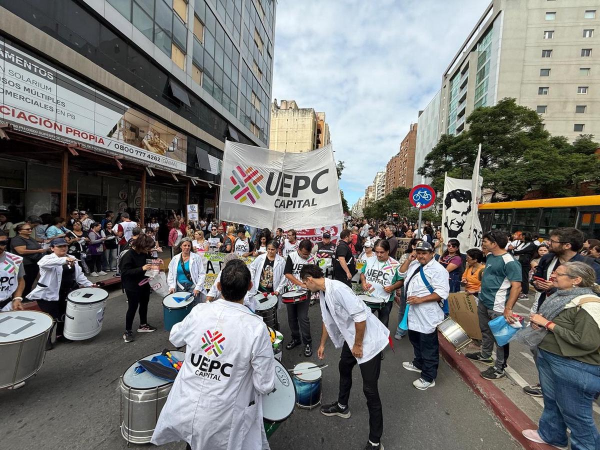 Docentes de Córdoba marchan por una mejora en sus salarios.