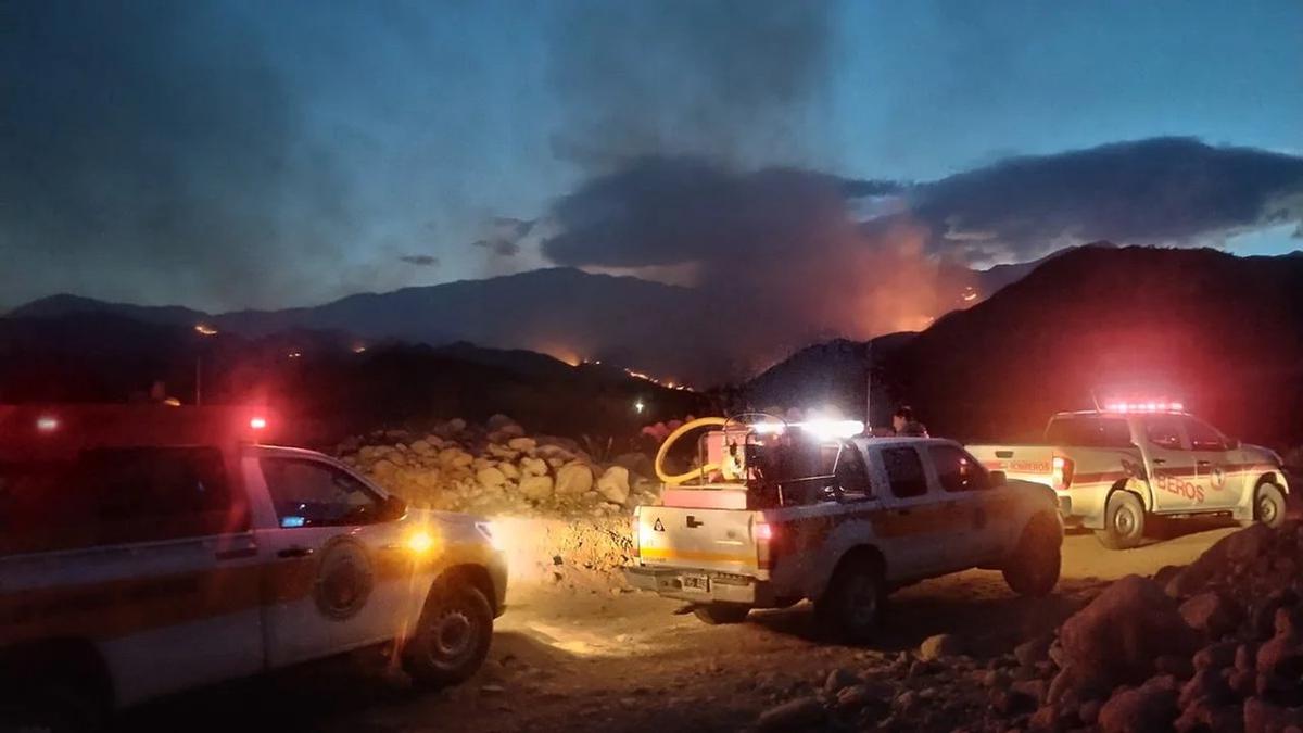 Incendios en La Rioja: control del 70% y alerta naranja por viento zonda
