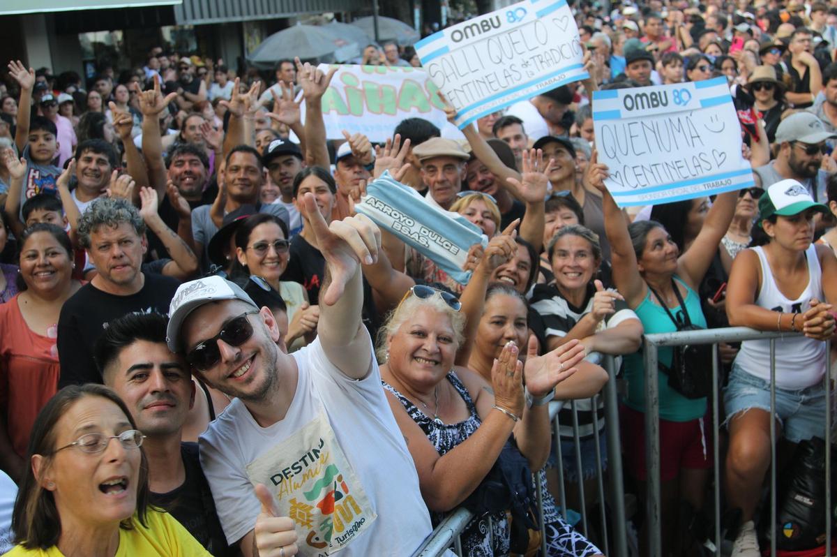 Una multitud en La Peña de La Sole en Cosquín. (Foto: Daniel Cáceres/C3)