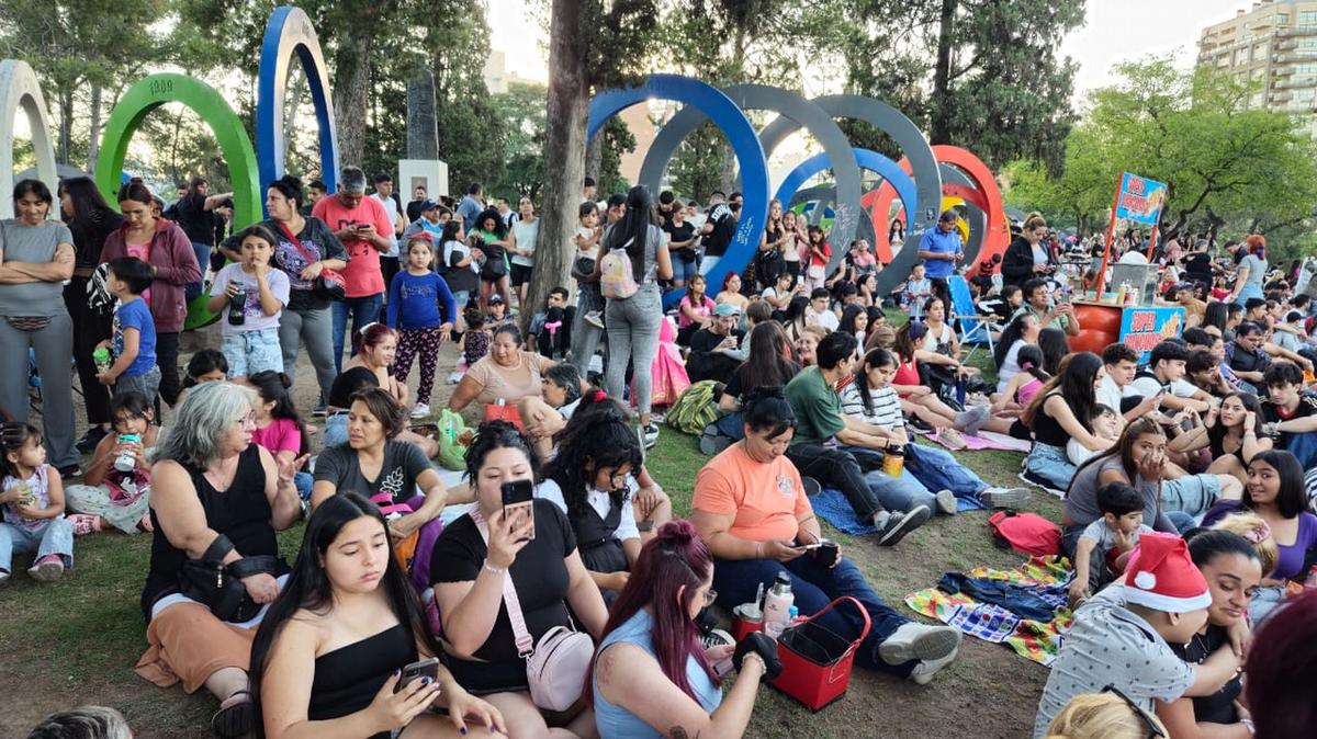 Un gran número de personas se congregó para el encendido del Arbolito.