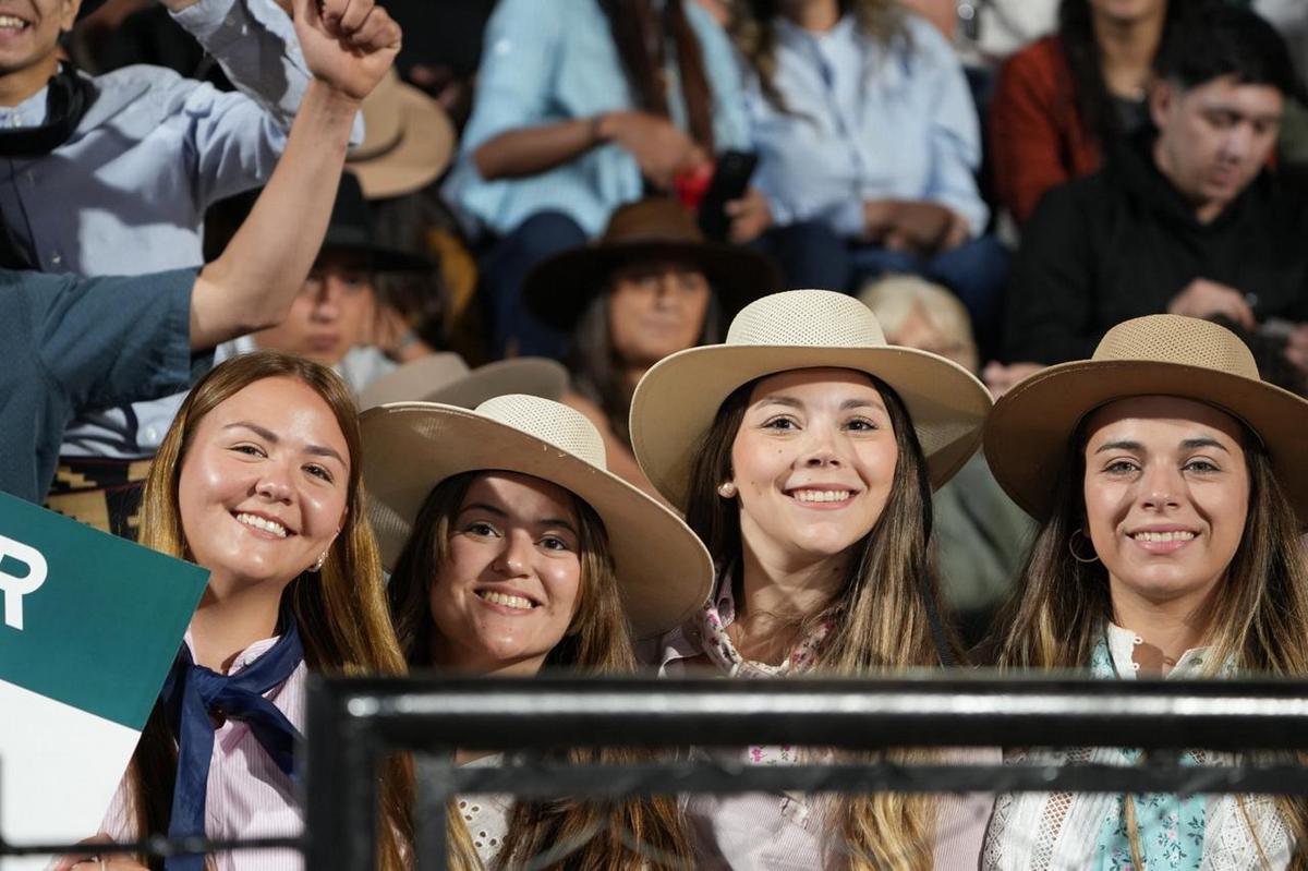 FOTO: Los asistentes disfrutan de una nueva noche festivalera. 