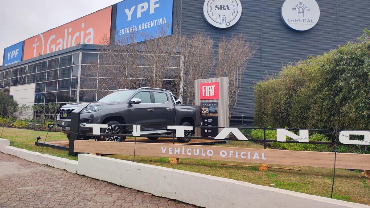 La Titano se luce en el ingreso al predio.