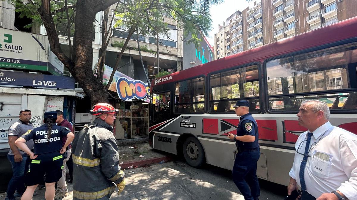 FOTO: Dos heridos en un impactante choque de un colectivo en el centro de Córdoba.