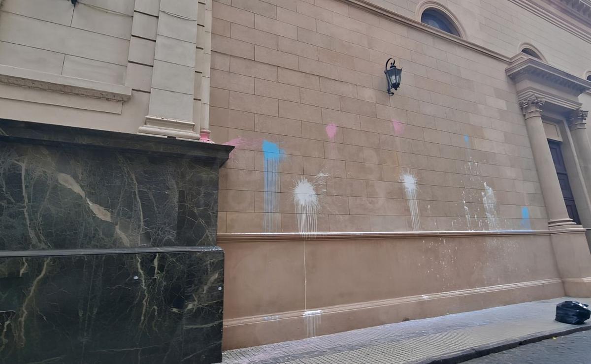 Catedral vandalizada durante la Marcha del Orgullo.