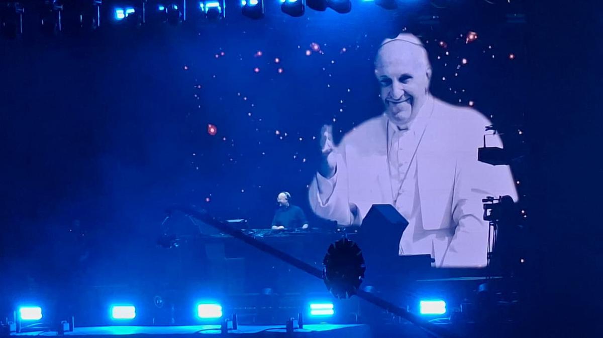 El “cura DJ” hizo vibrar Plaza de Mayo con música y fe ante una multitud.