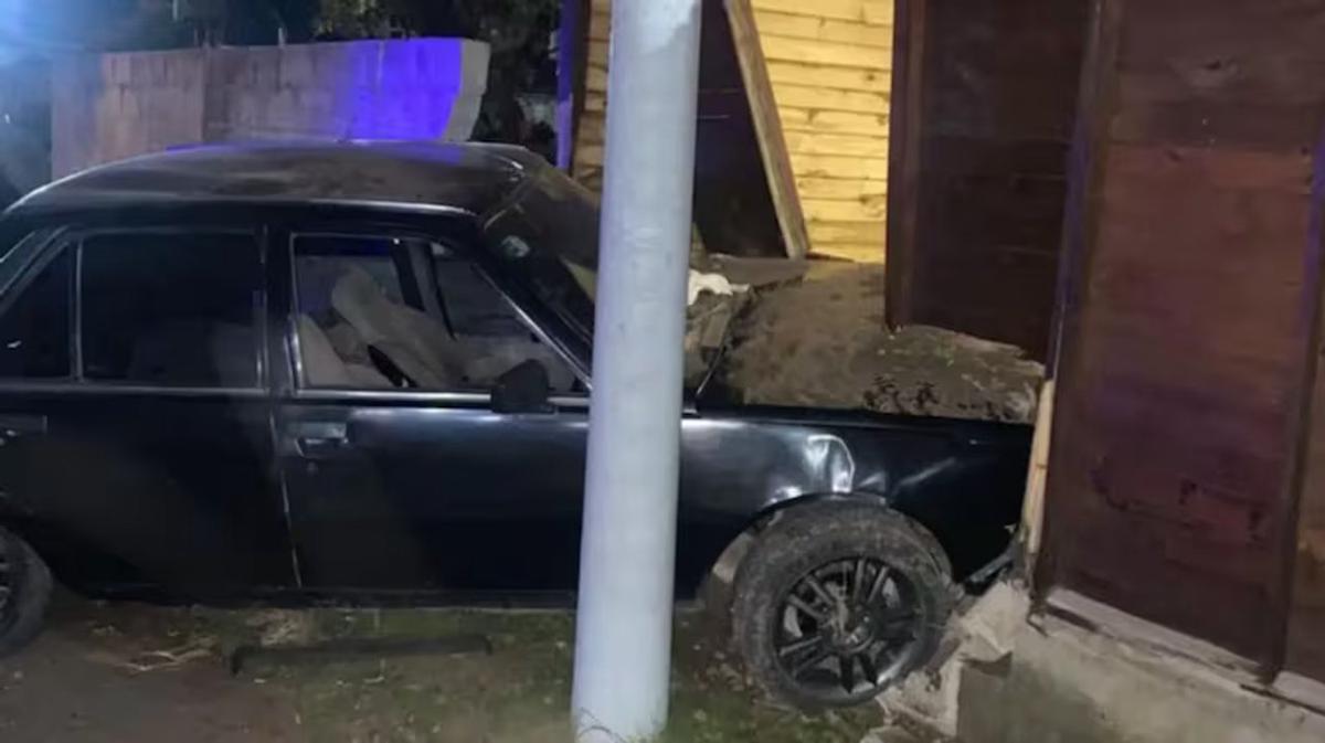 Un conductor borracho se incrustó en una casa y atropelló a una joven en Salta