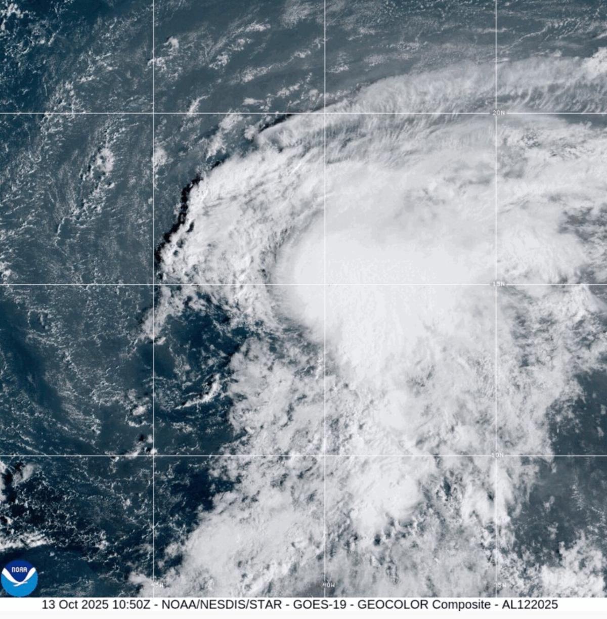 La tormenta tropical Lorenzo avanza sobre aguas abiertas en el océano Atlántico
