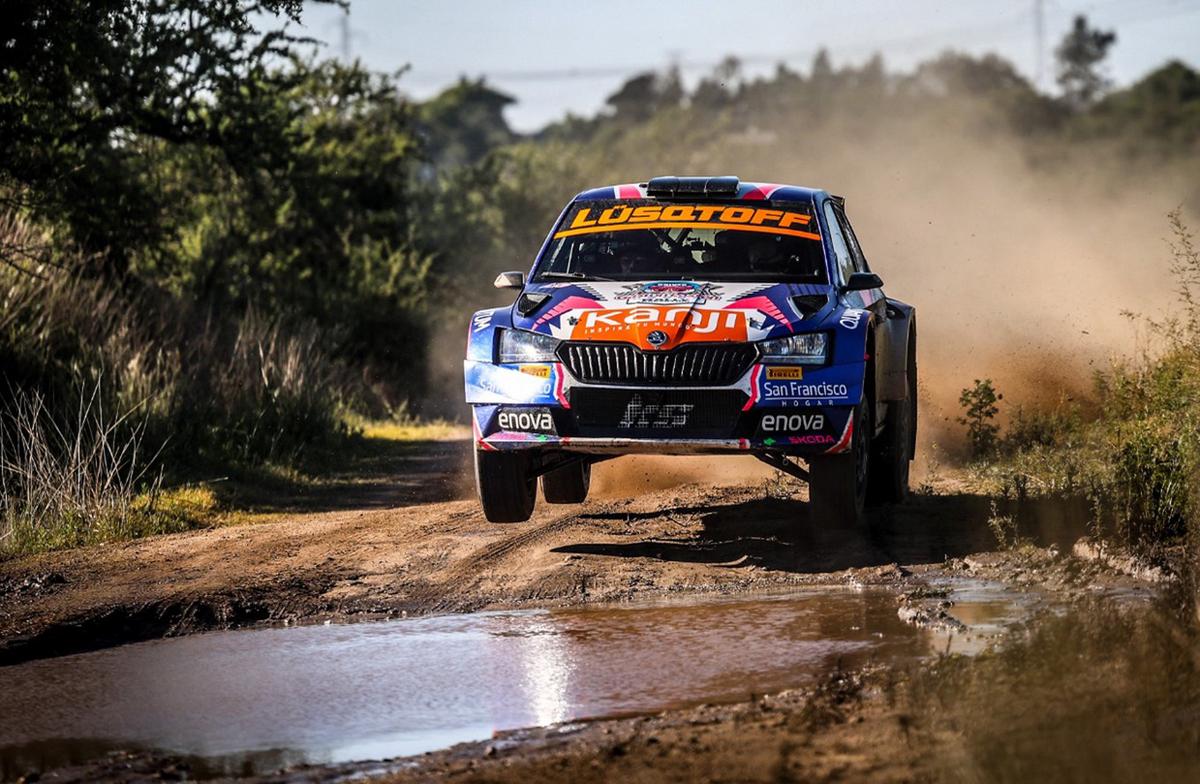 Arceluz-Queralt atacando un charco en la Tercera Usina con su nuevo Skoda