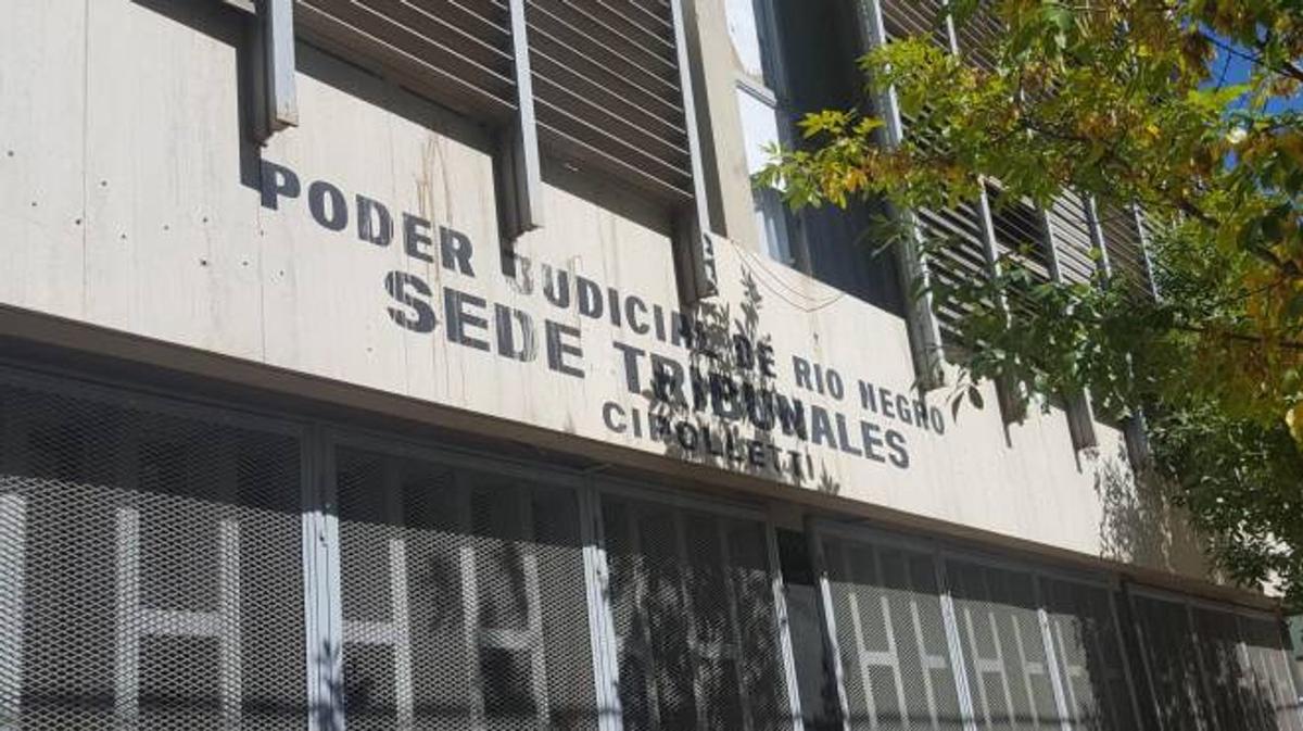 Un docente de Cipolleti fue condenado por abuso a alumnos y ahora no lo encuentran